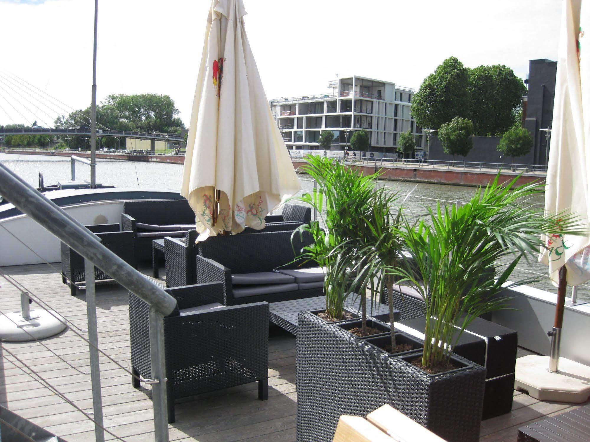 Hotel Restaurant Brasserie Feestzaal Ahoi, คอร์ตไรก์ ภายนอก รูปภาพ